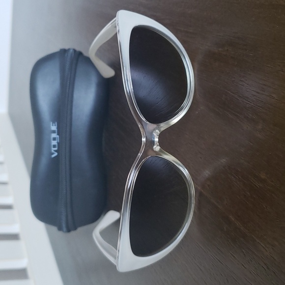 NWOT Vogue women's sunglasses with case and towel - Picture 1 of 8